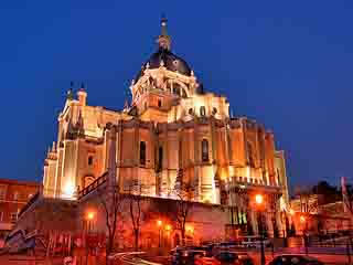  إسبانيا:  مدريد:  
 
 Almudena Cathedral